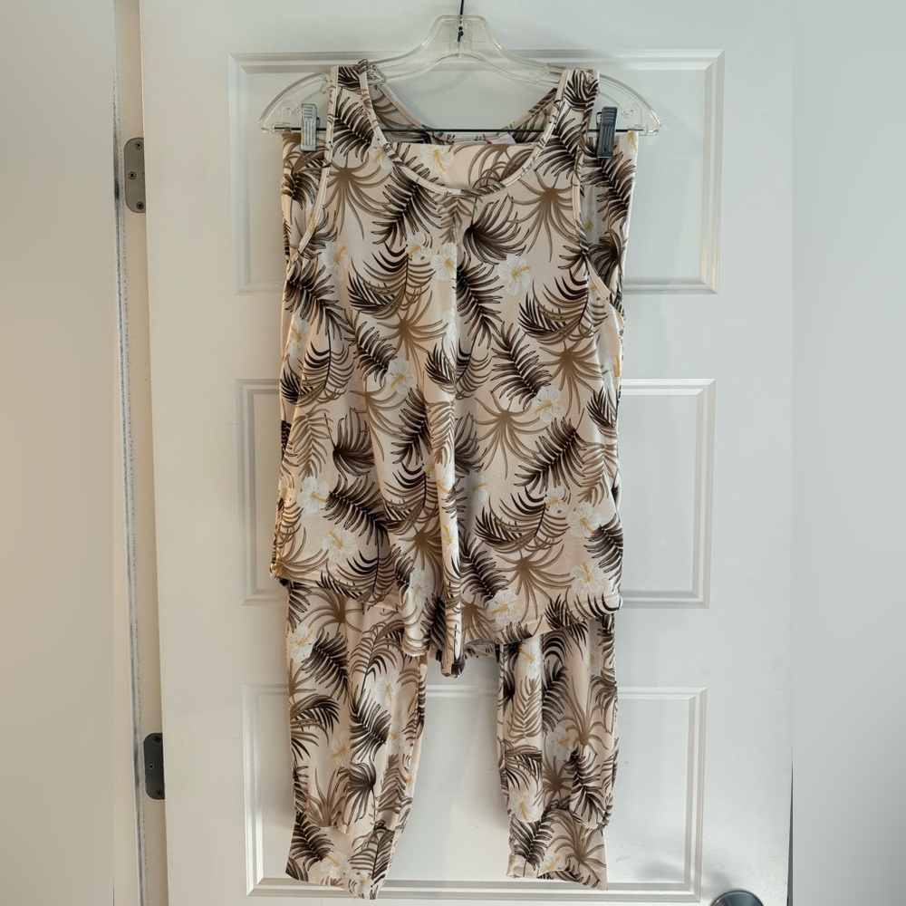 Tommy Bahama Cream and Brown 2 Piece SUPER SOFT Pajama Set Size Medium